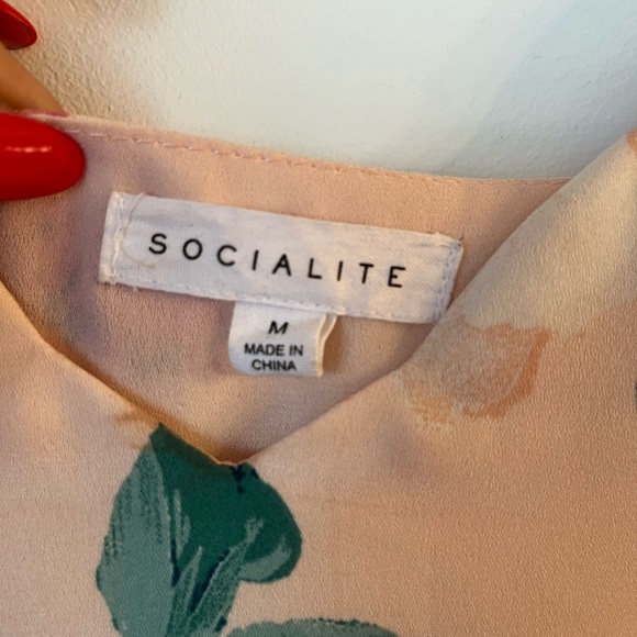 Socialite Floral Sleeveless Camisole - Picture 2 of 2